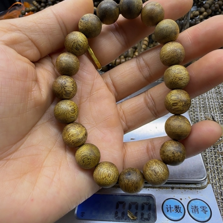 沉香木手串1.1老料陆河手串19颗8克左右多样发货的