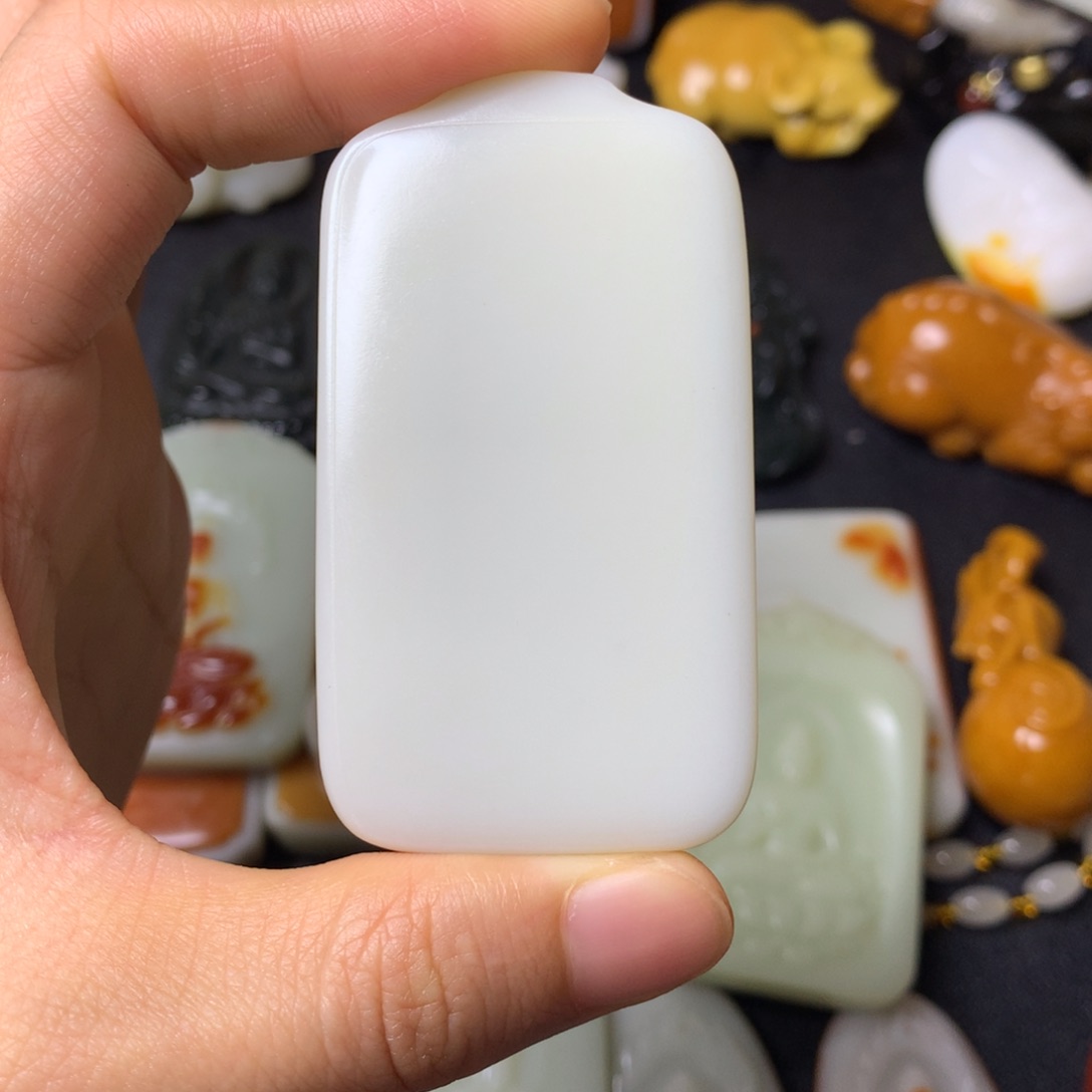 烈***人和田玉未镶嵌颈饰