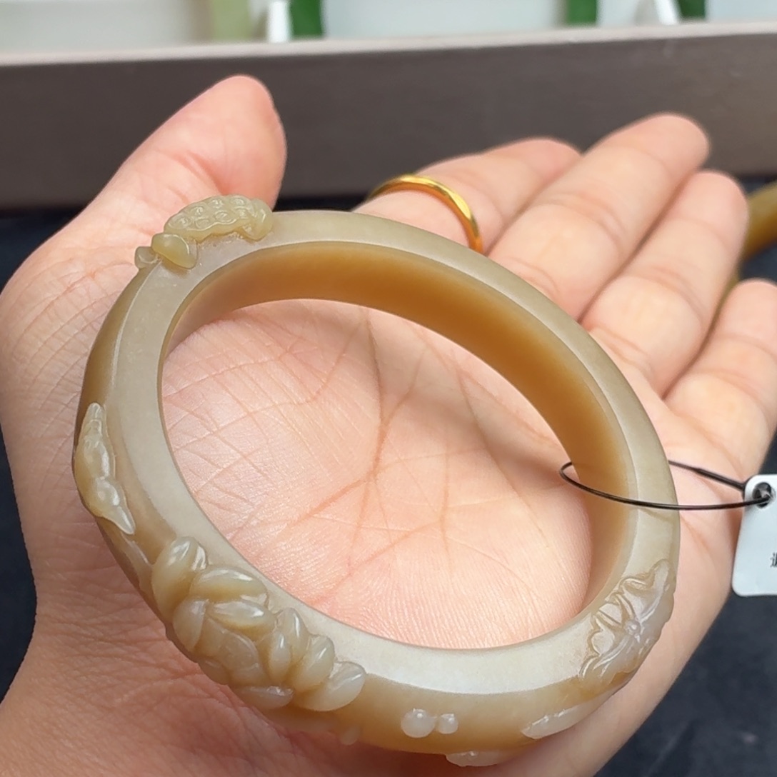 和田玉未镶嵌手镯全糖雕花特色镯31号