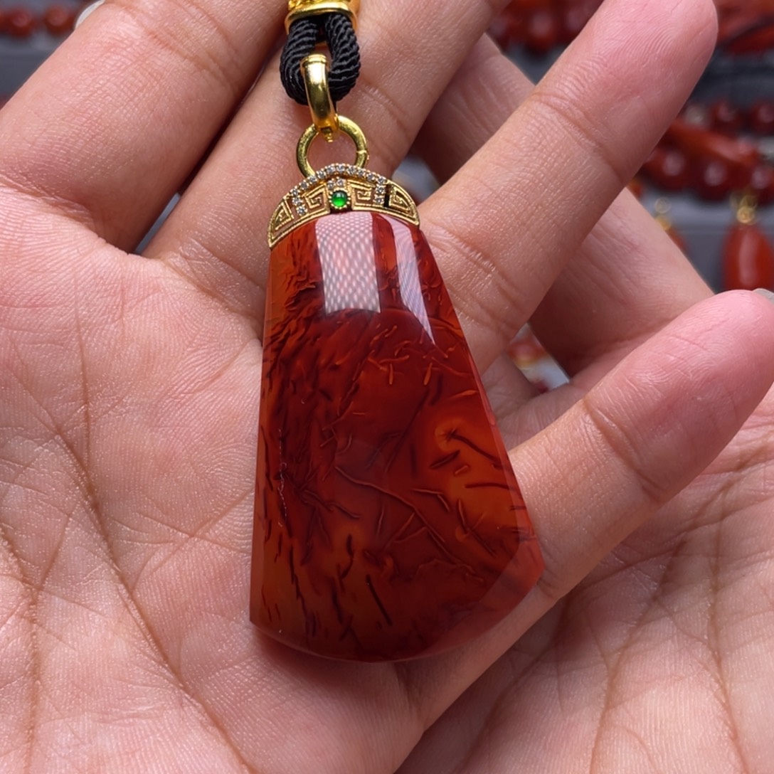 欣***然南红玛瑙18K金镶嵌珠宝奇石无事牌吊坠