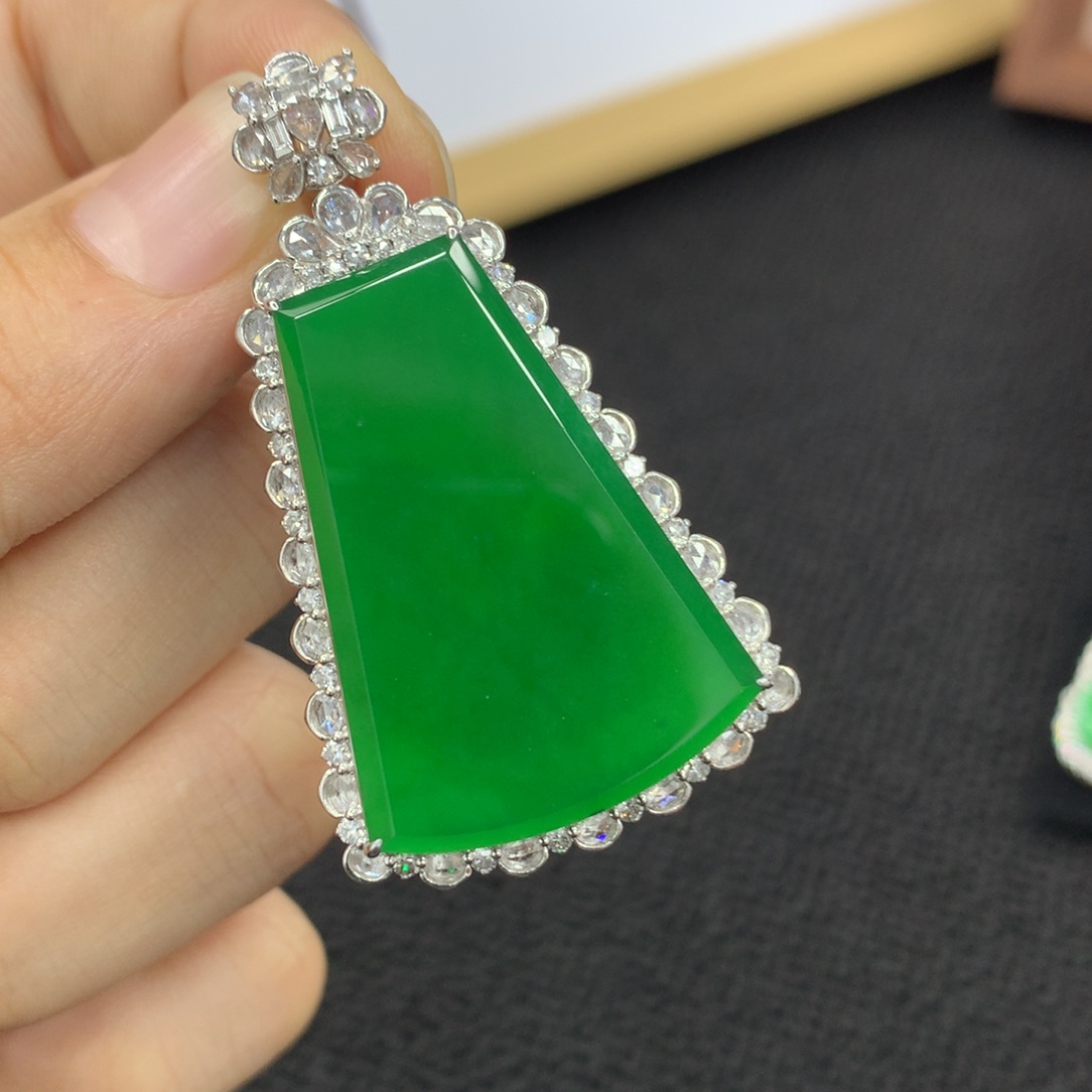 颈饰18K金镶嵌翡翠莹无事牌