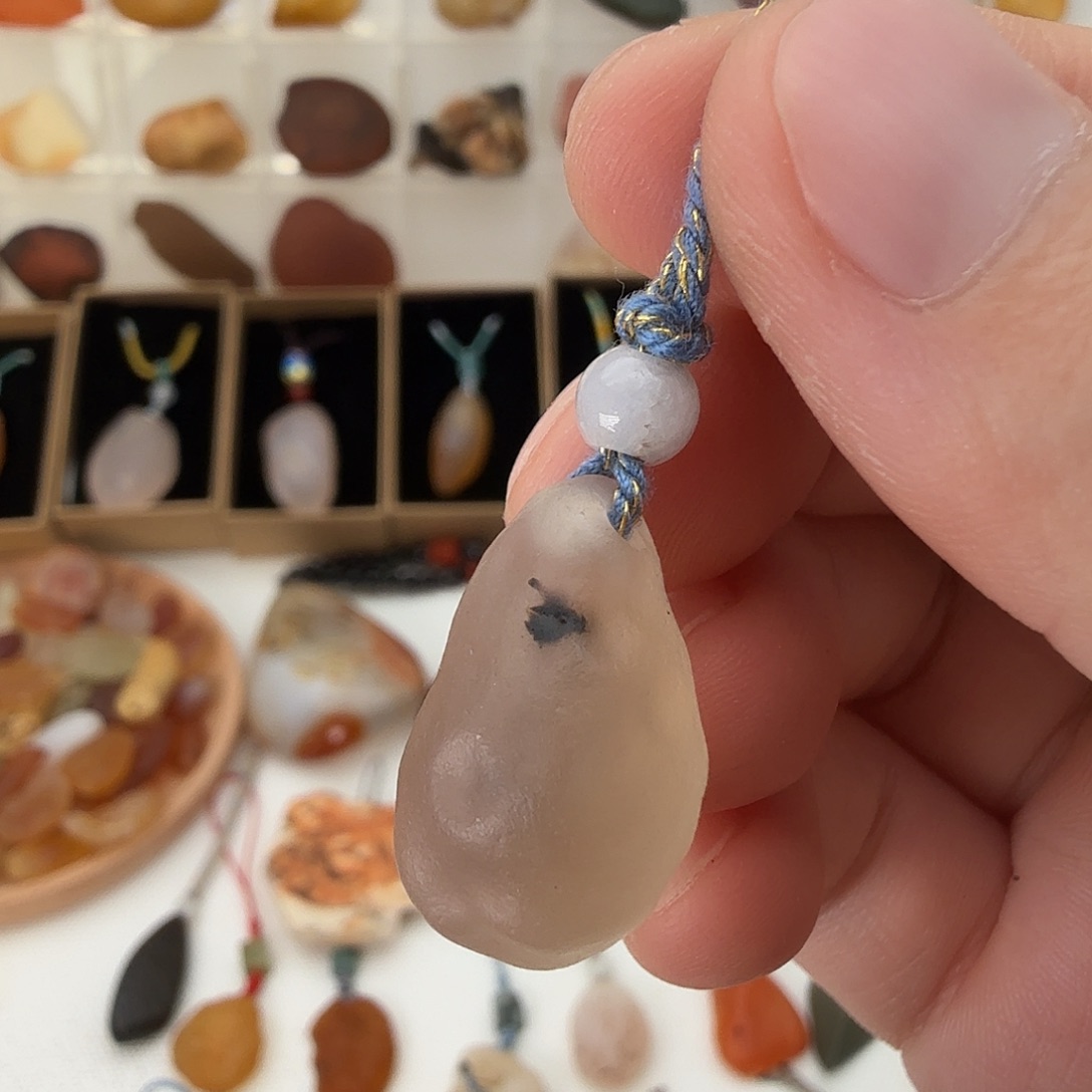 只买单纯的吊坠，没带链子，属的性质。