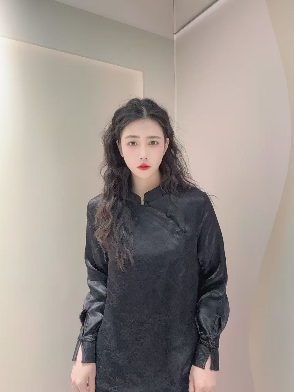 九月  三粒扣人丝衬衣   新款花边重工提花显瘦气质衬衣8202