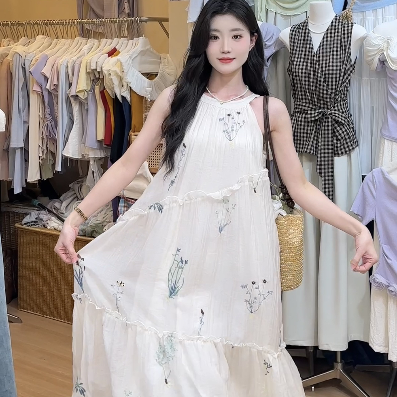 夏季清纯系松弛感穿搭白色刺绣连衣裙子女2025新款