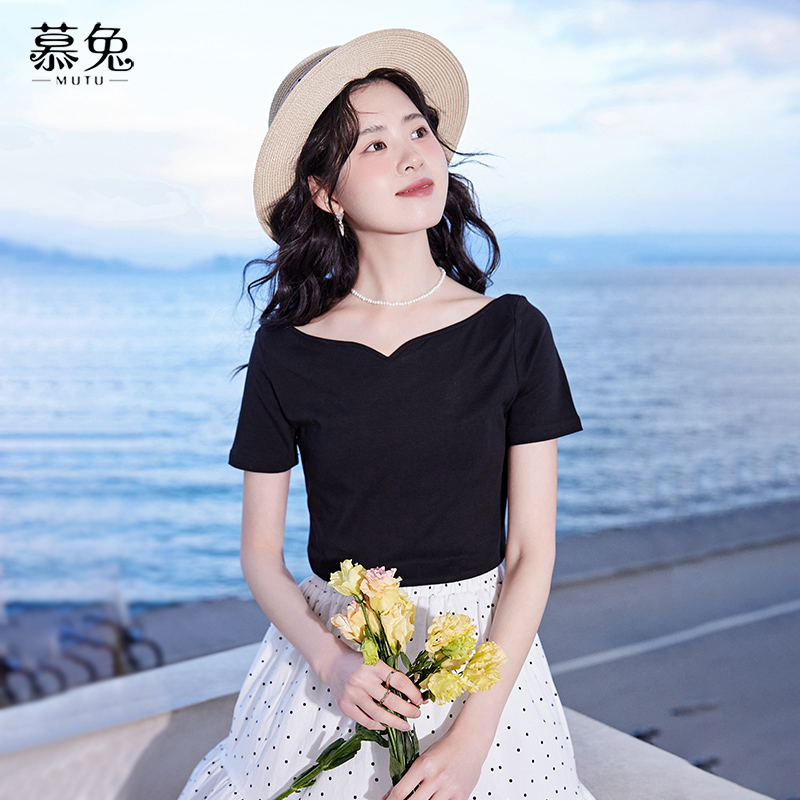 慕兔法式漏锁骨V领短袖t恤女2024夏季新款黑色小个子独特别致上衣