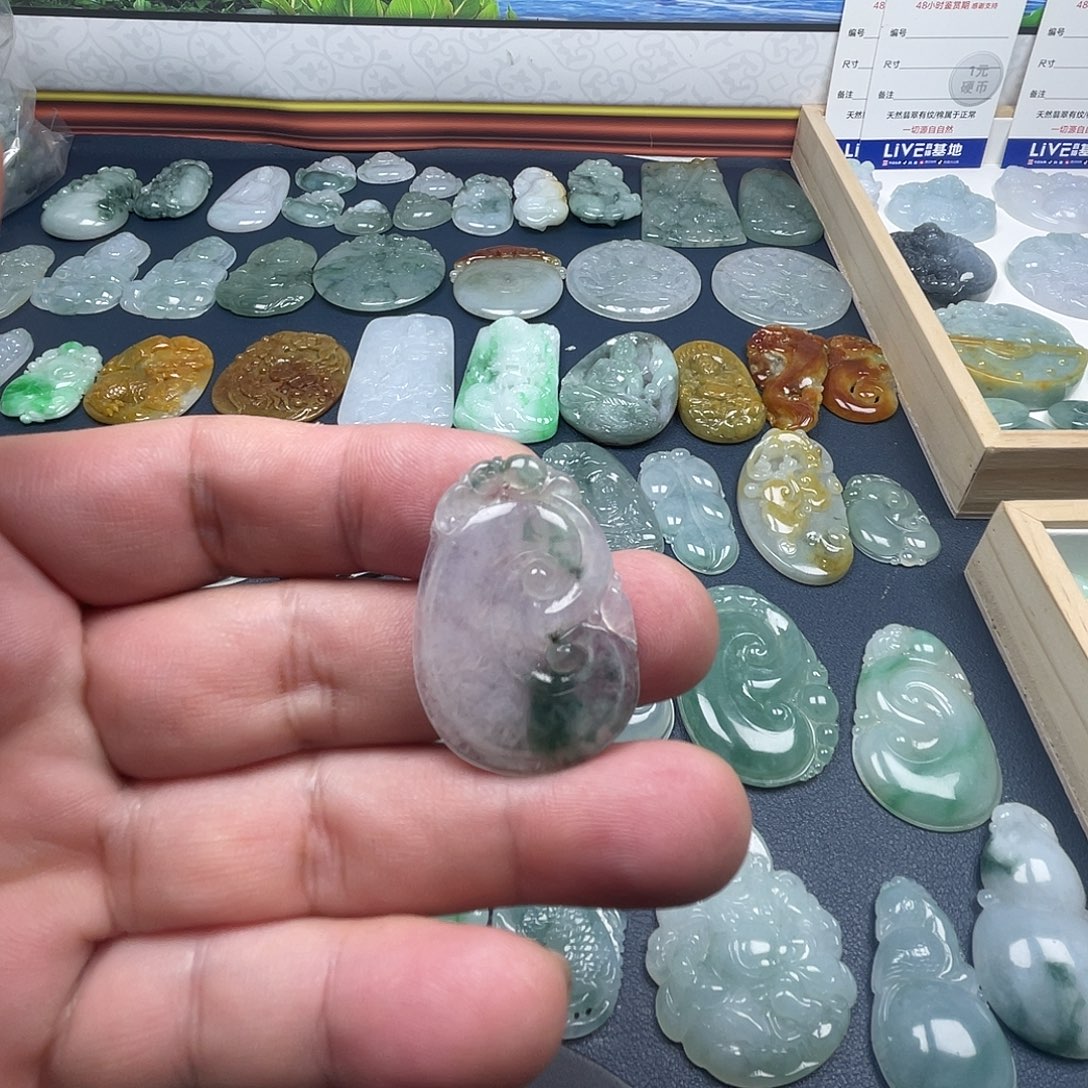 翡翠未镶嵌颈饰如意