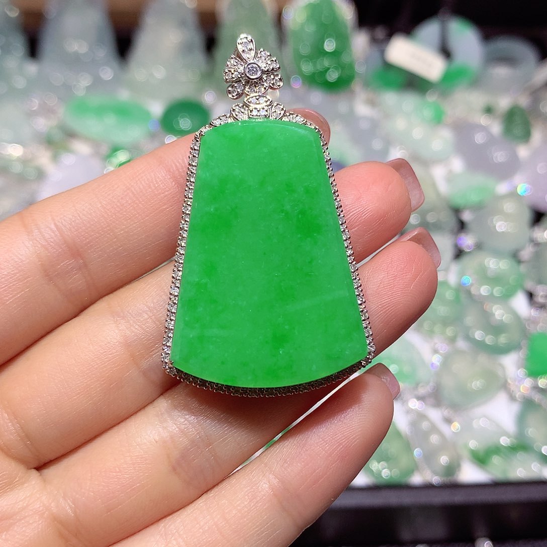 翡翠18K金镶嵌颈饰牌