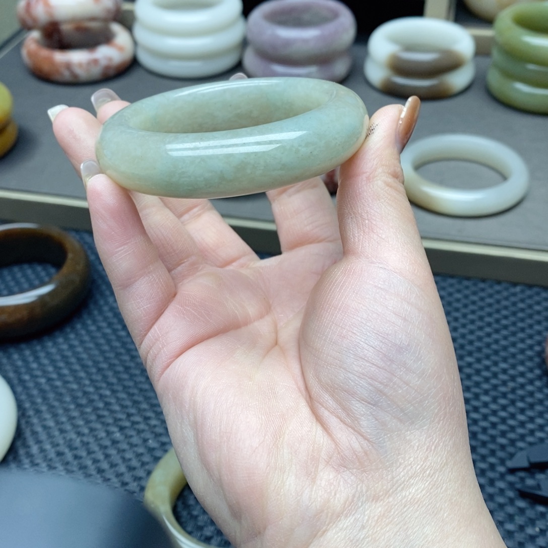 元****石英质玉（佘太翠）未镶嵌手镯