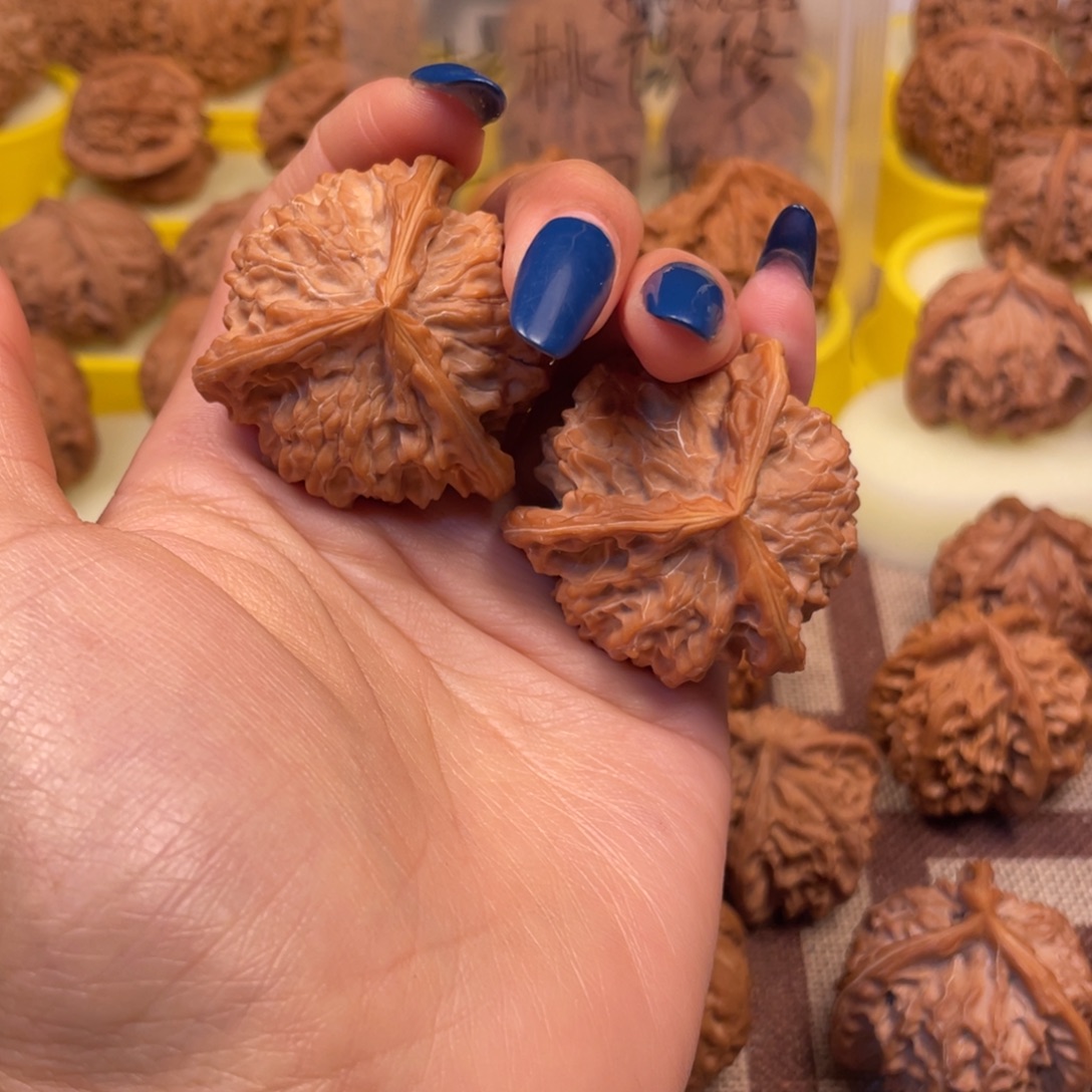 庚***貿文玩核桃吊坠盘山三棱