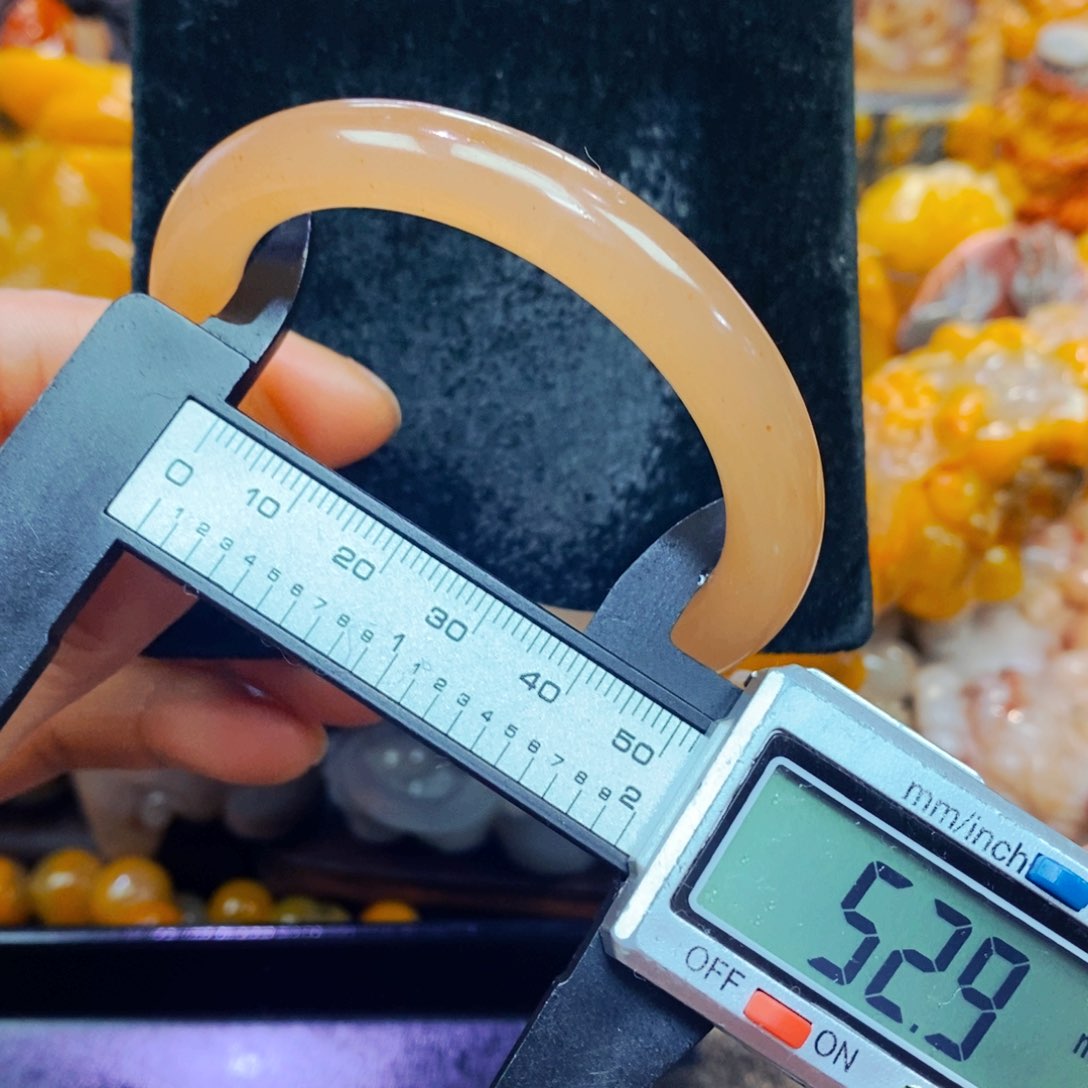 未镶嵌石英质玉（黄龙玉）颈饰