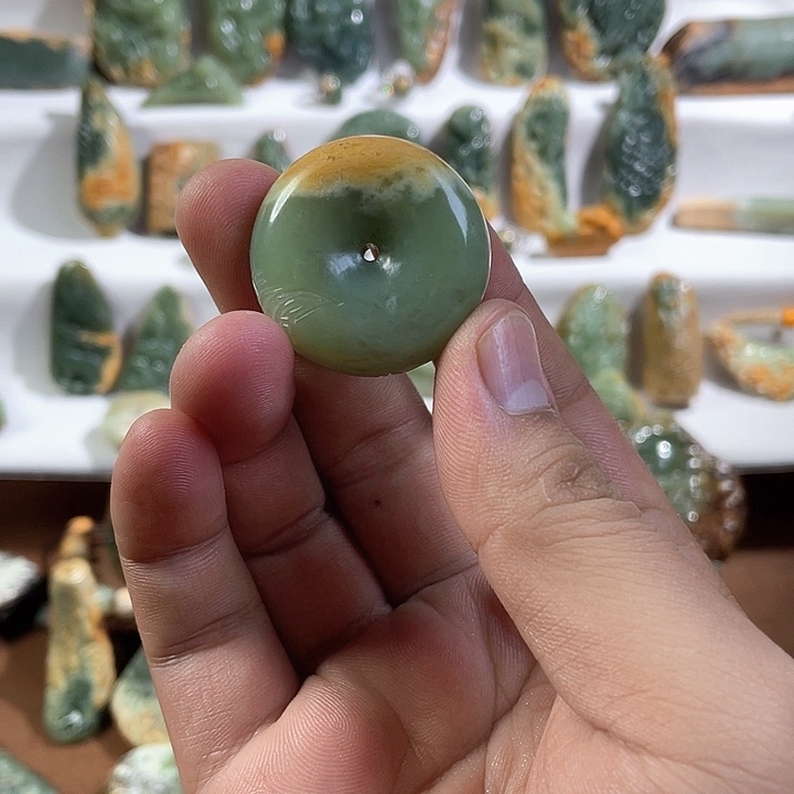 颈饰未镶嵌岫岩河磨玉（透闪石质玉）