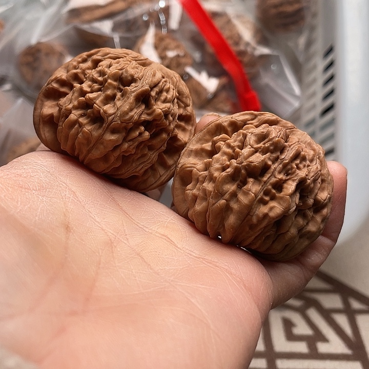 文玩核桃手串四座楼之间分别由12.8……