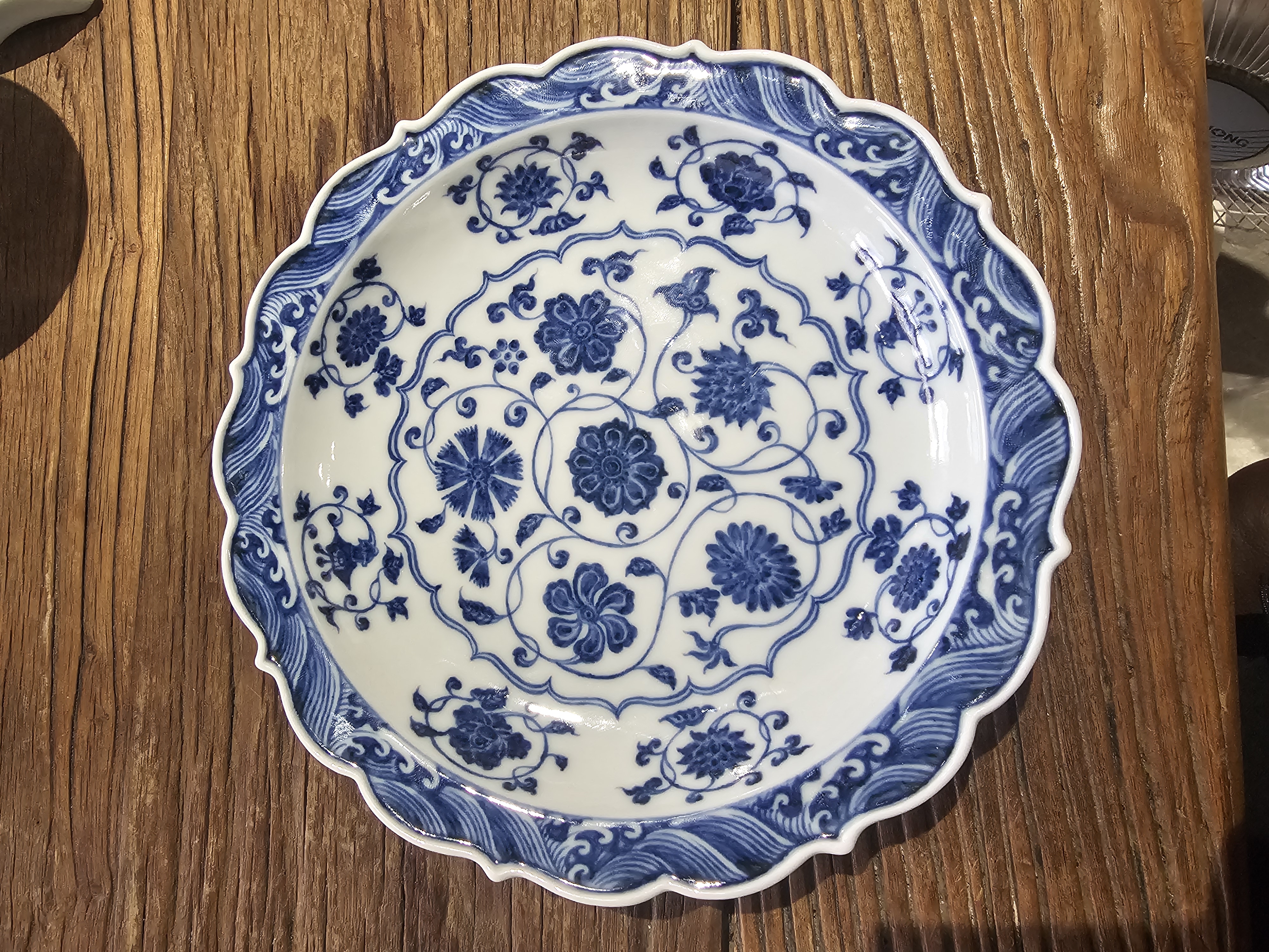 青花缠枝葵口壶承
