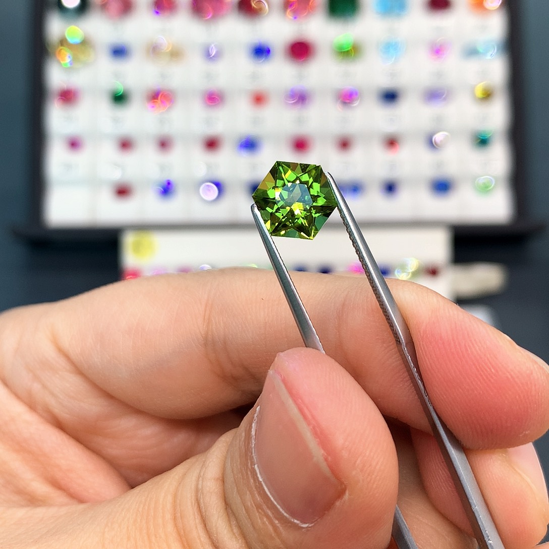 橄榄石2.32克拉未镶嵌