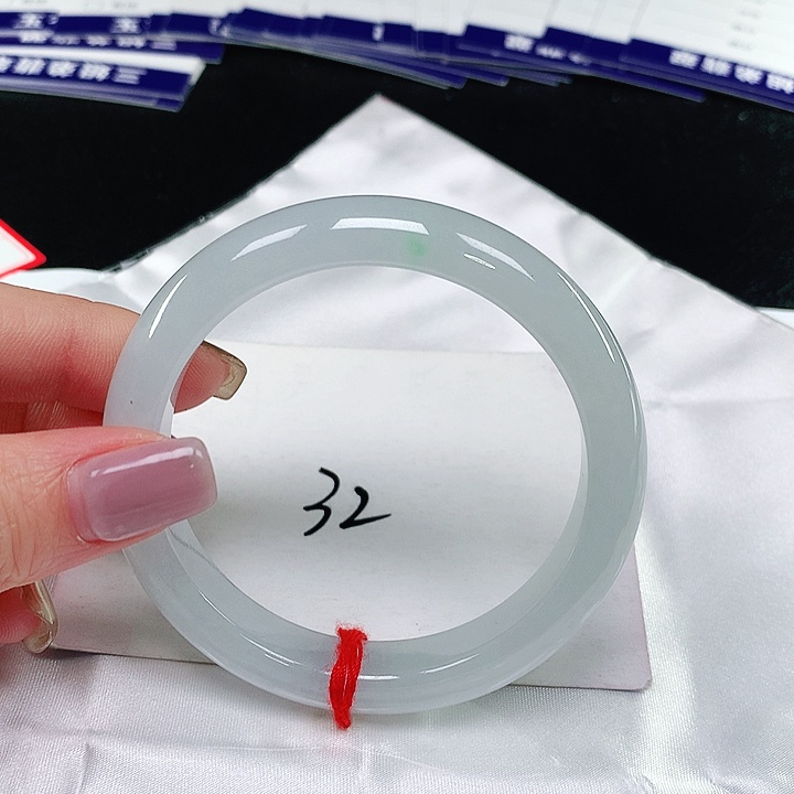 翡翠手镯未镶嵌翡翠手镯未镶嵌