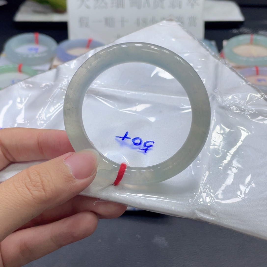 翡翠手镯未镶嵌翡翠