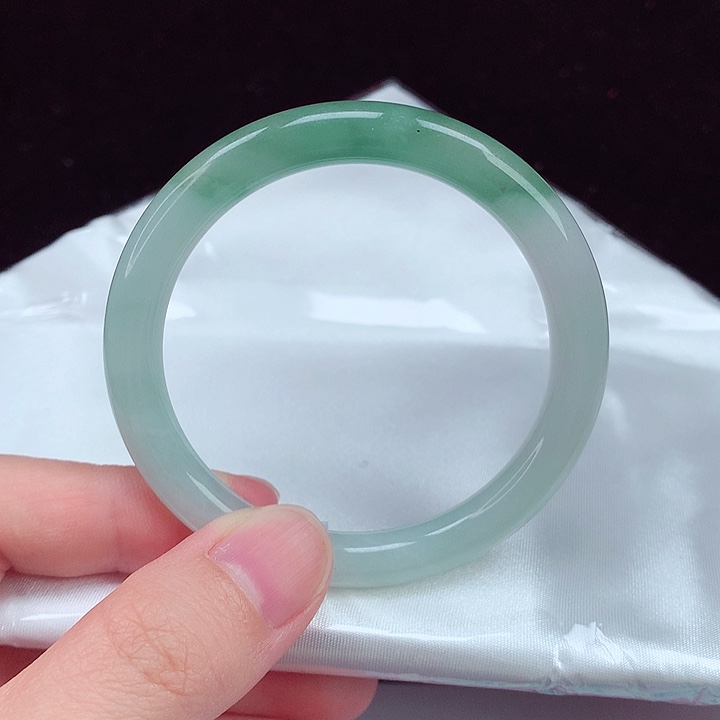 翡翠手镯未镶嵌翡翠