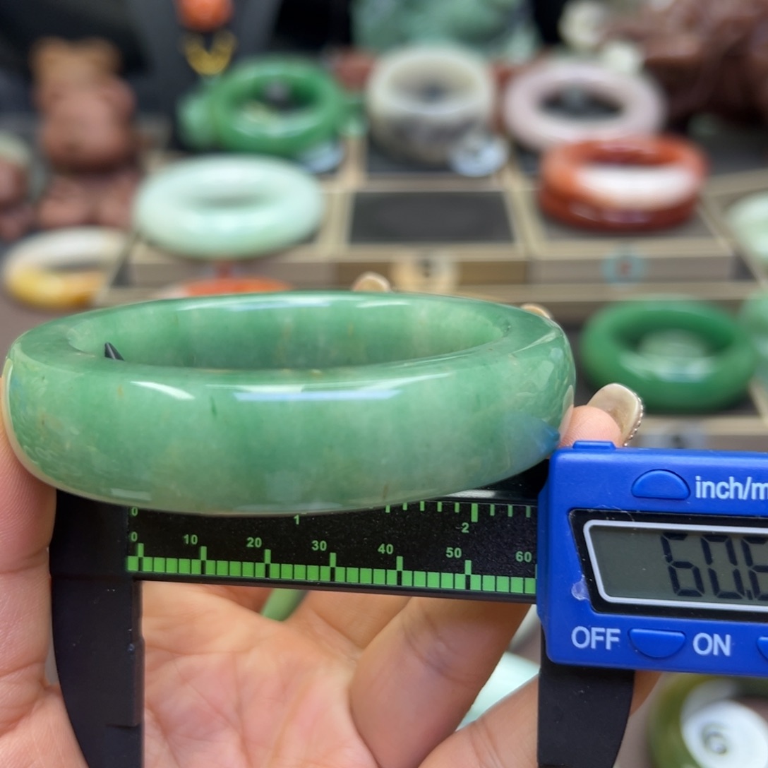 未镶嵌手镯石英岩玉