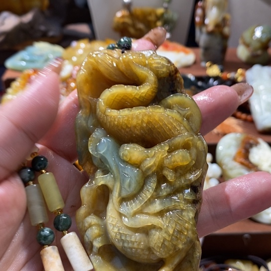 蛇纹石玉未镶嵌颈饰