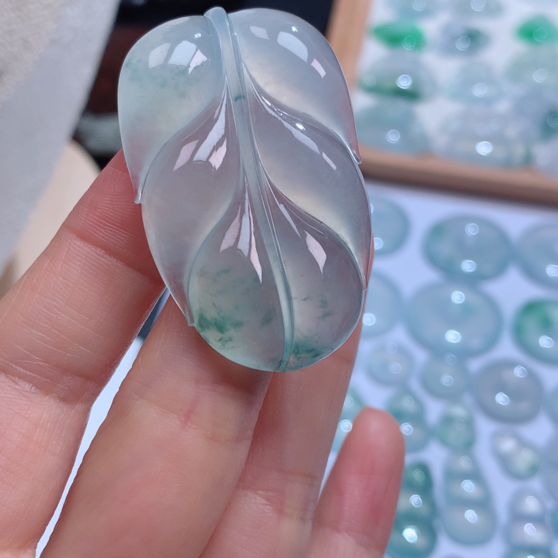 翡翠颈饰未镶嵌冰种飘花大叶子