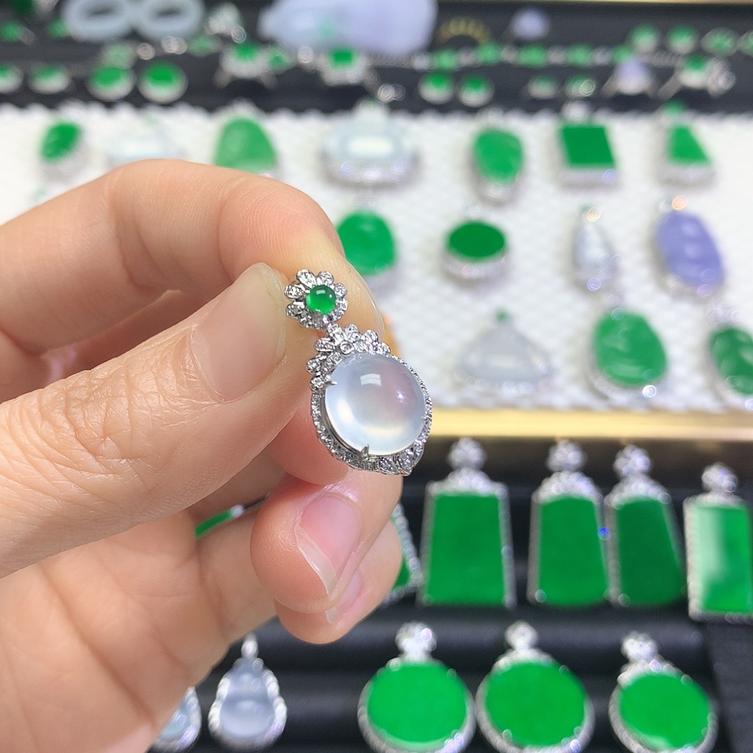 颈饰18K金镶嵌翡翠吊坠