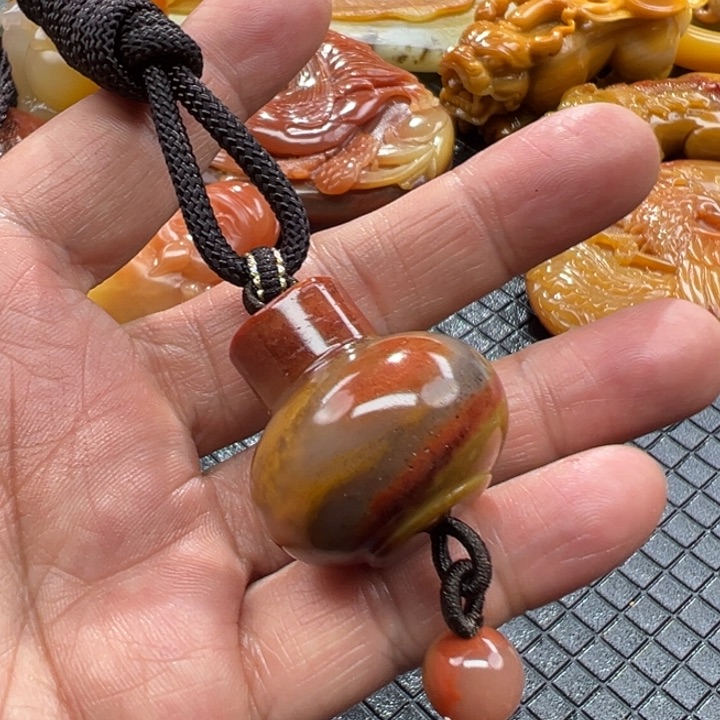 石英质玉（黄龙玉）颈饰未镶嵌
