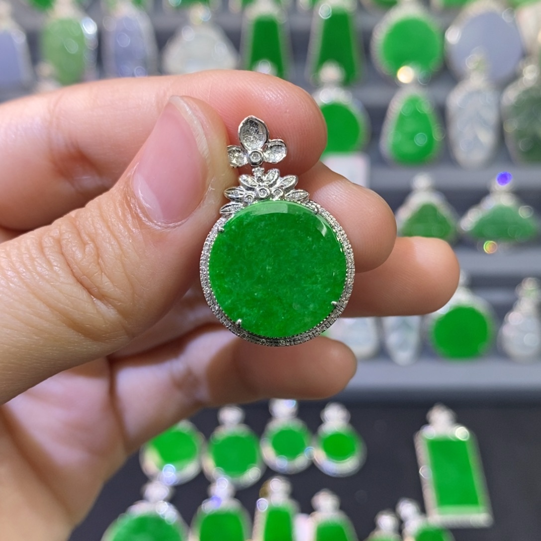 翡翠吊坠(不含链)18K金镶嵌