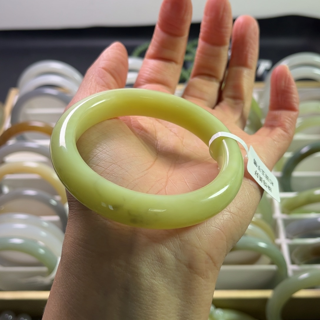 和田玉未镶嵌手镯56.6圈