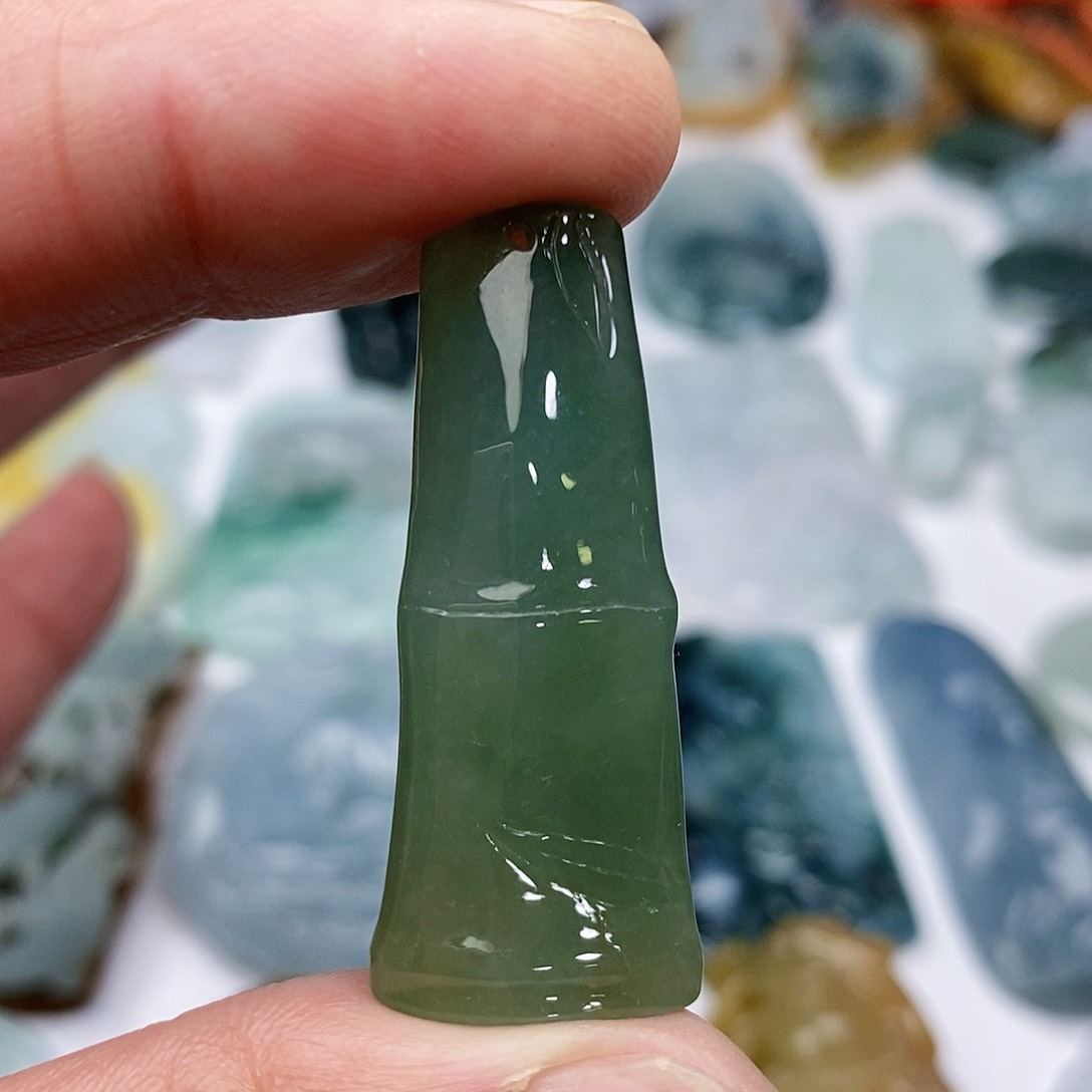 翡翠颈饰未镶嵌竹节