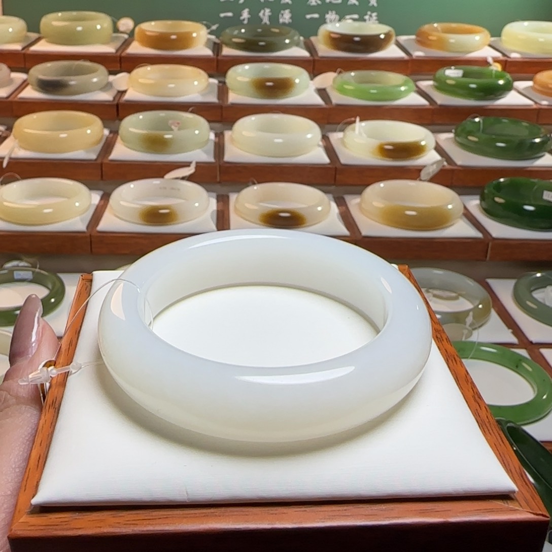 和田玉手镯未镶嵌