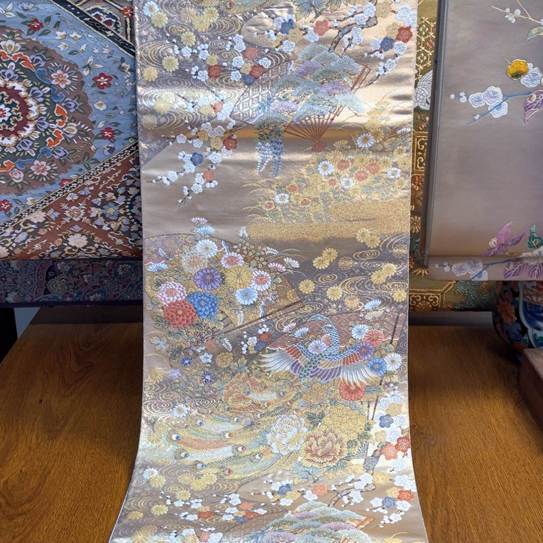 织绣本金箔孔雀扇面纹