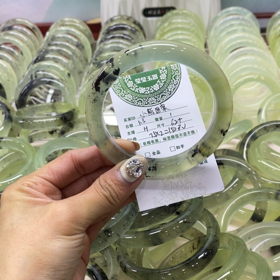 ****。蛇纹石玉未镶嵌手镯