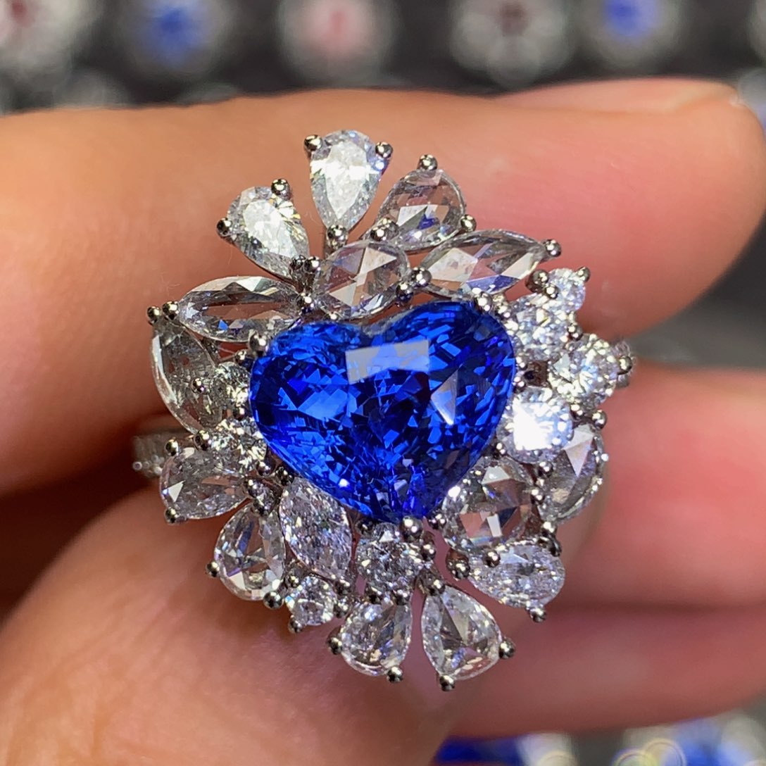 蓝宝石戒指18K金镶嵌