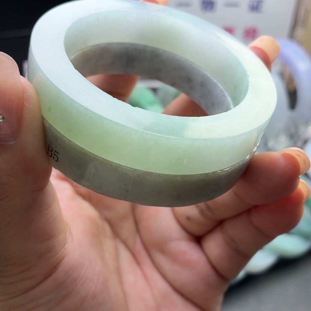 定制翡翠未镶嵌翡翠手镯