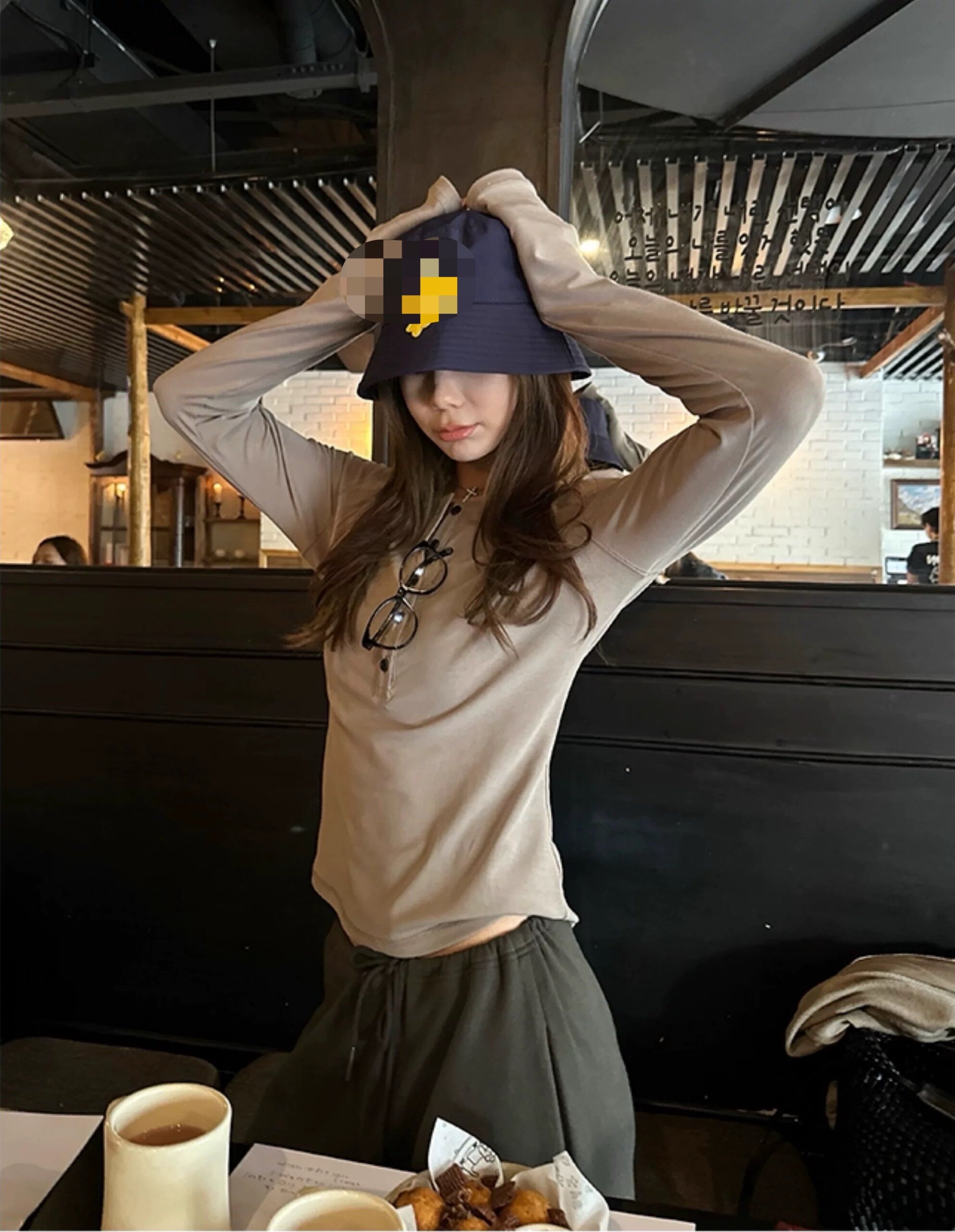 272秋季新款韩系复古辣妹减龄单排扣设计感修身显瘦短款打底上衣