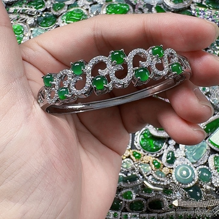 翡翠颈饰未镶嵌天然A货翡翠放漏