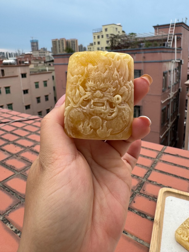 天然俄料蜜蜡白花子冈牌龙牌吊坠 裸重：38.15克 （赠送链子）