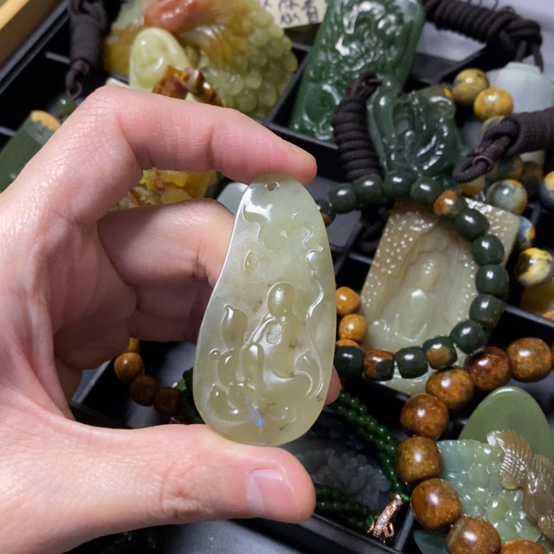 蛇纹石玉未镶嵌颈饰