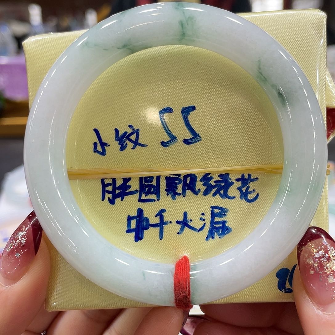 翡翠手镯未镶嵌翡翠手镯