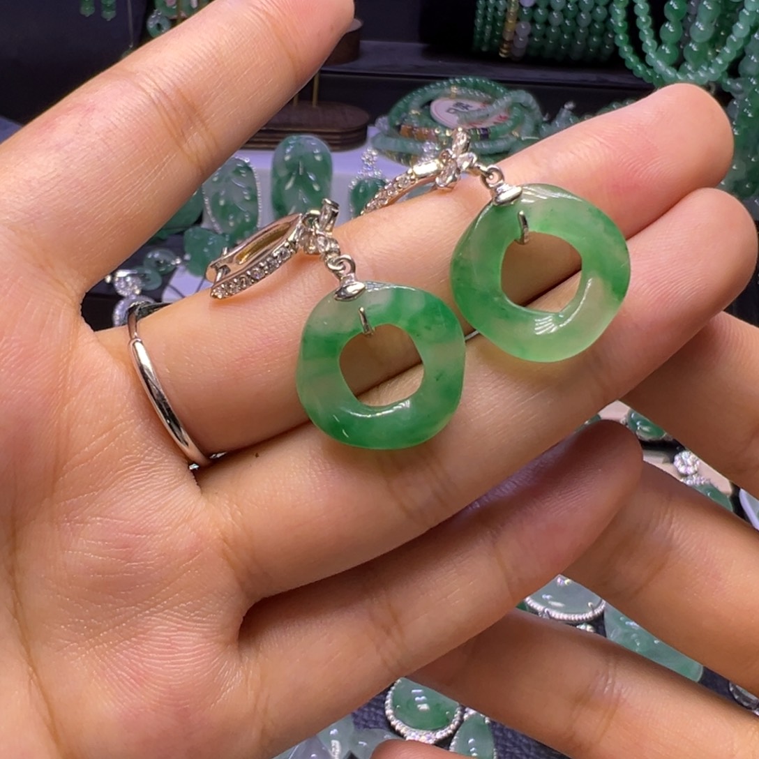 石英质玉（非洲翠）未镶嵌颈饰