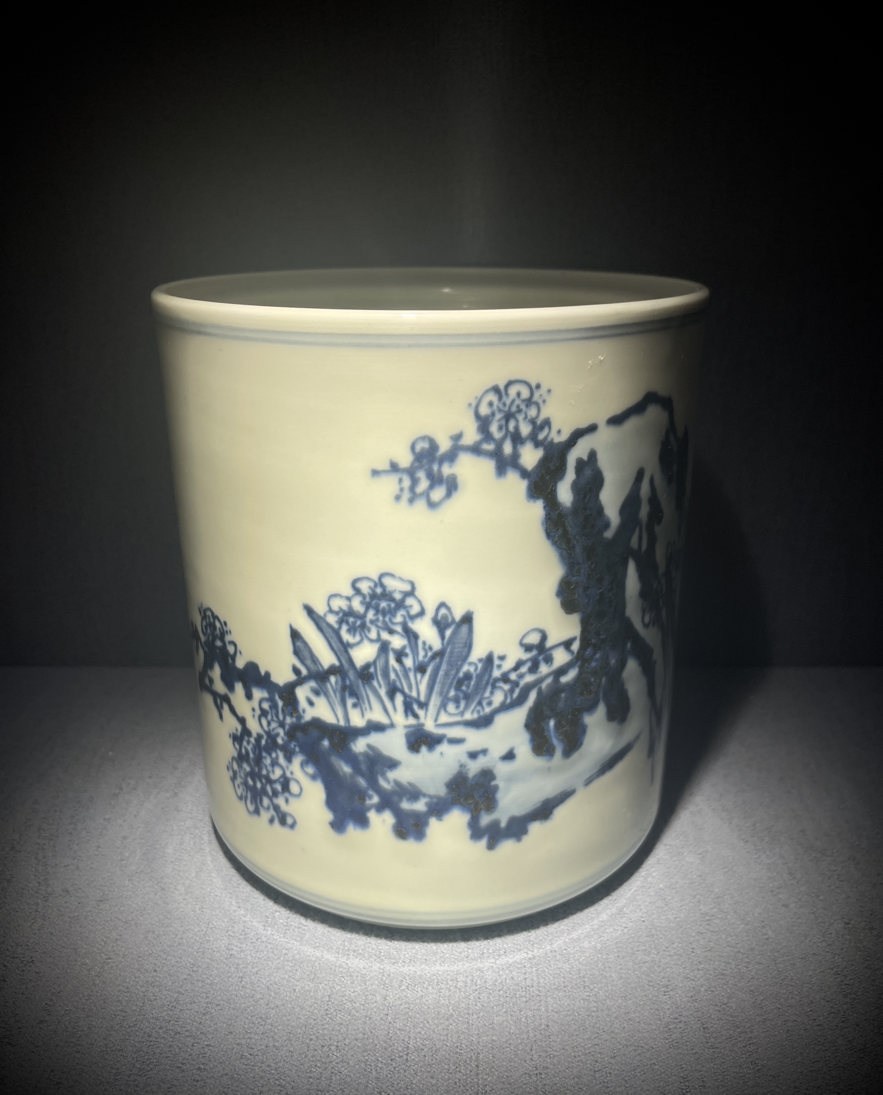 青花手绘花鸟笔筒