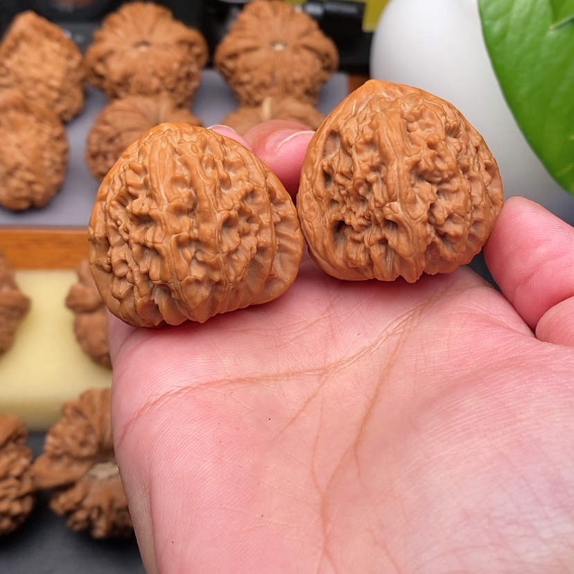 【闪购商品】文玩核桃把件?****友三角白