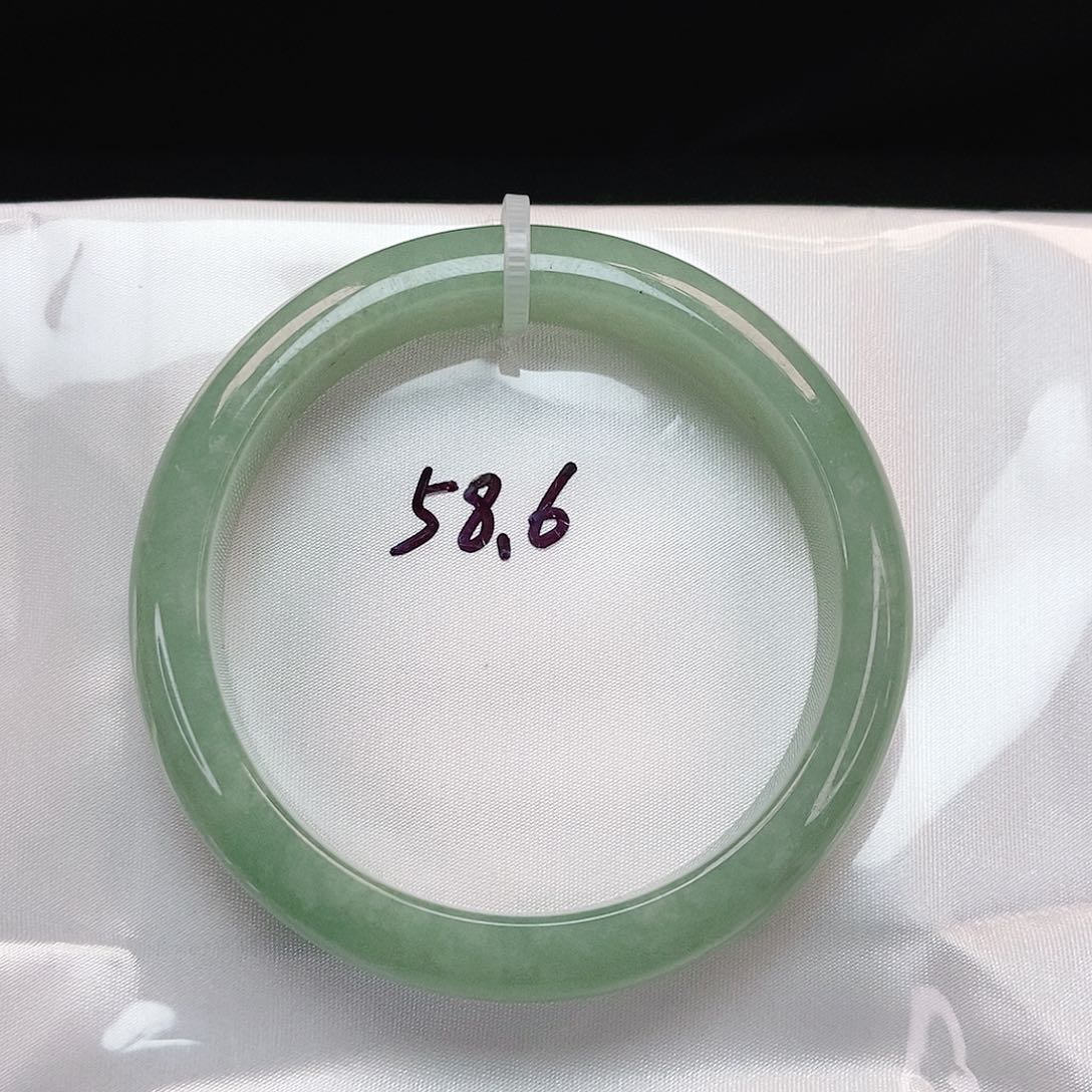 翡翠手镯未镶嵌正圈