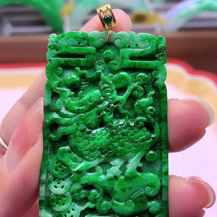 翡翠颈饰18K金镶嵌翡翠