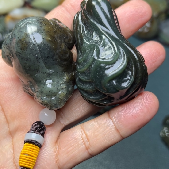 和田玉未镶嵌把件