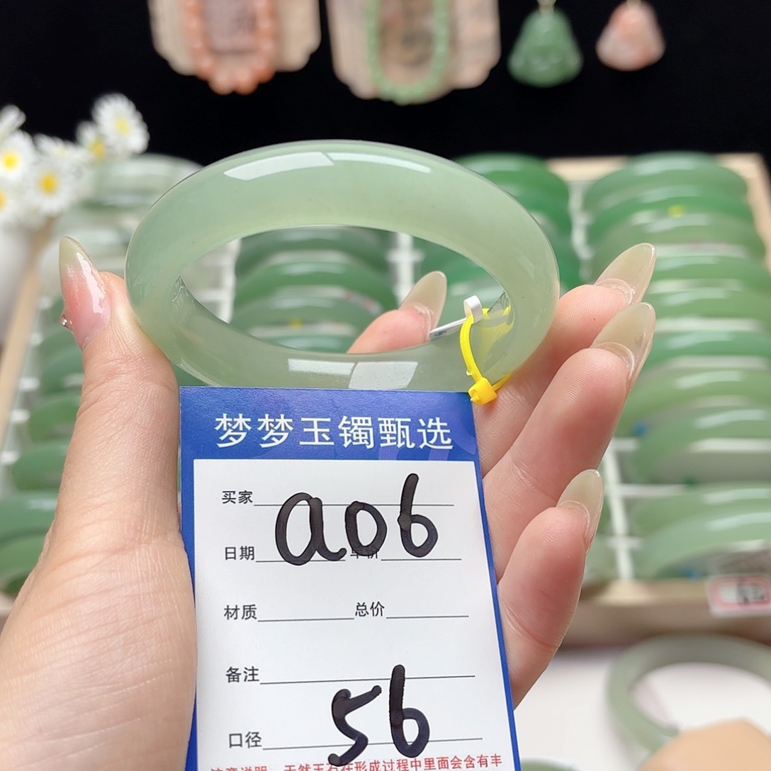 石英质玉手镯未镶嵌老*女