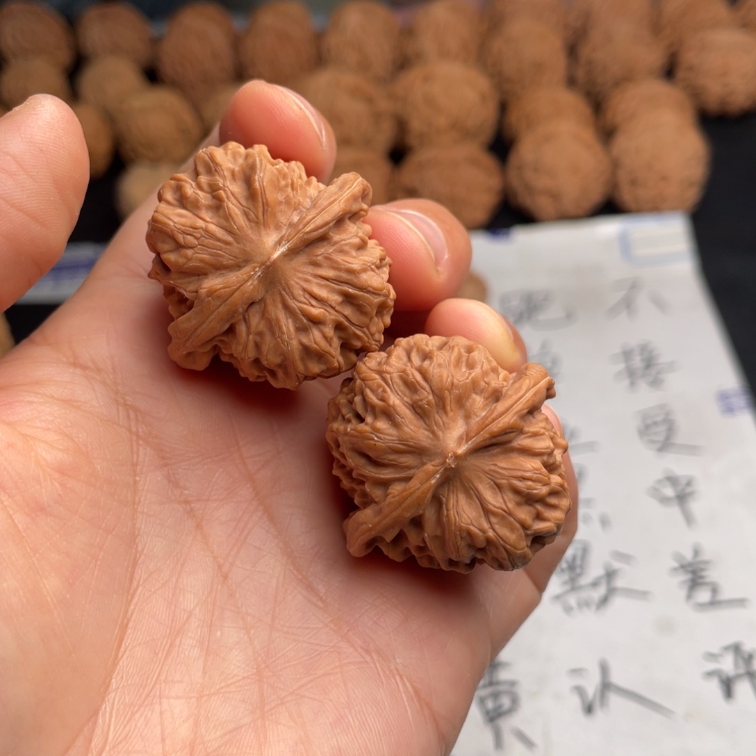 文玩核桃吊坠383。35刀子有磕碰