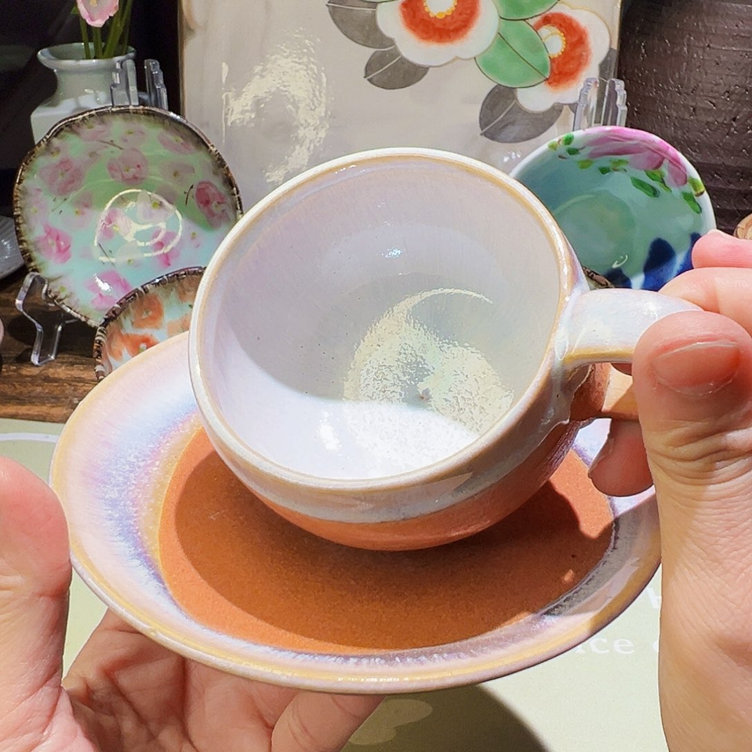 咖啡杯和茶杯是我们每人