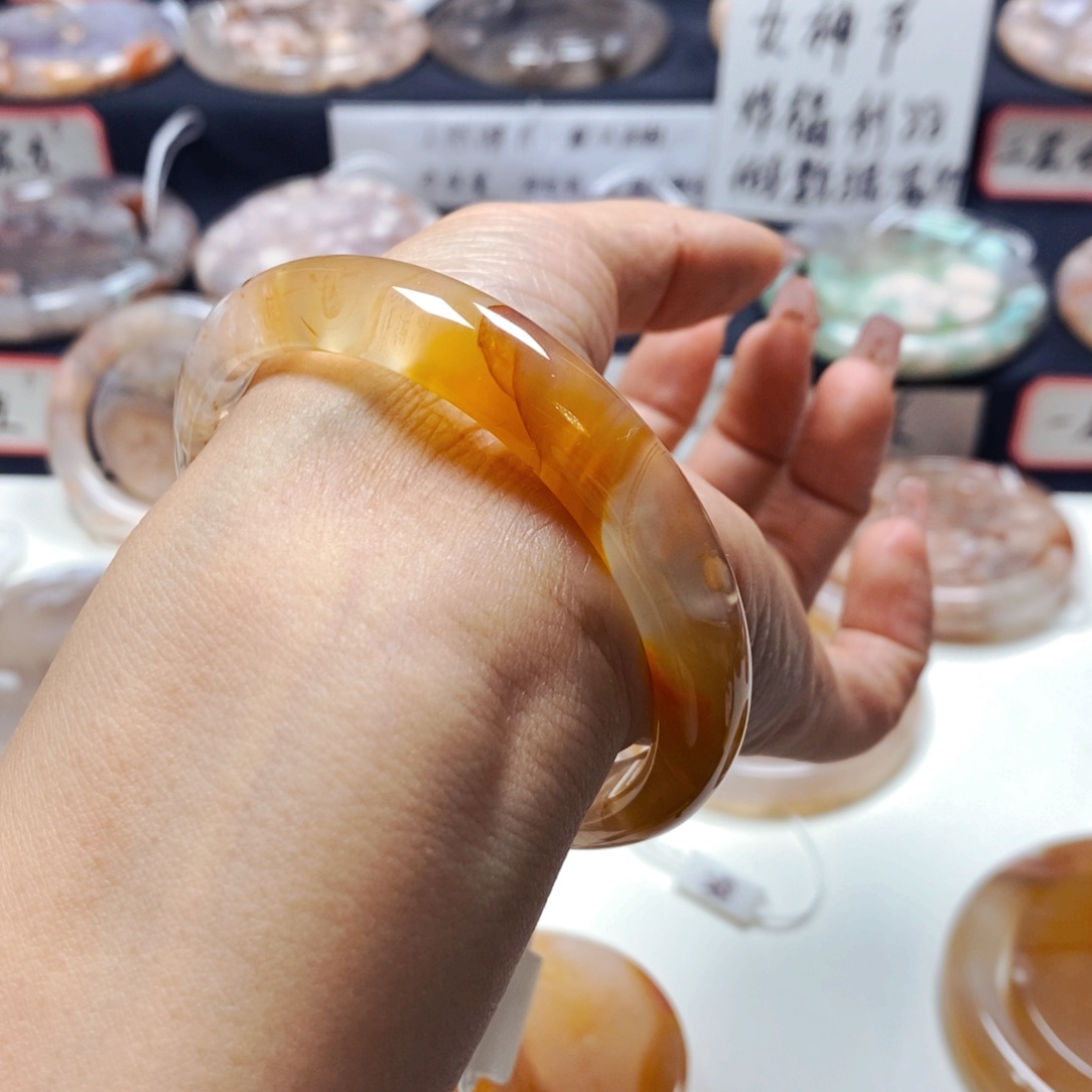 玛瑙/玉髓手镯未镶嵌你***呦