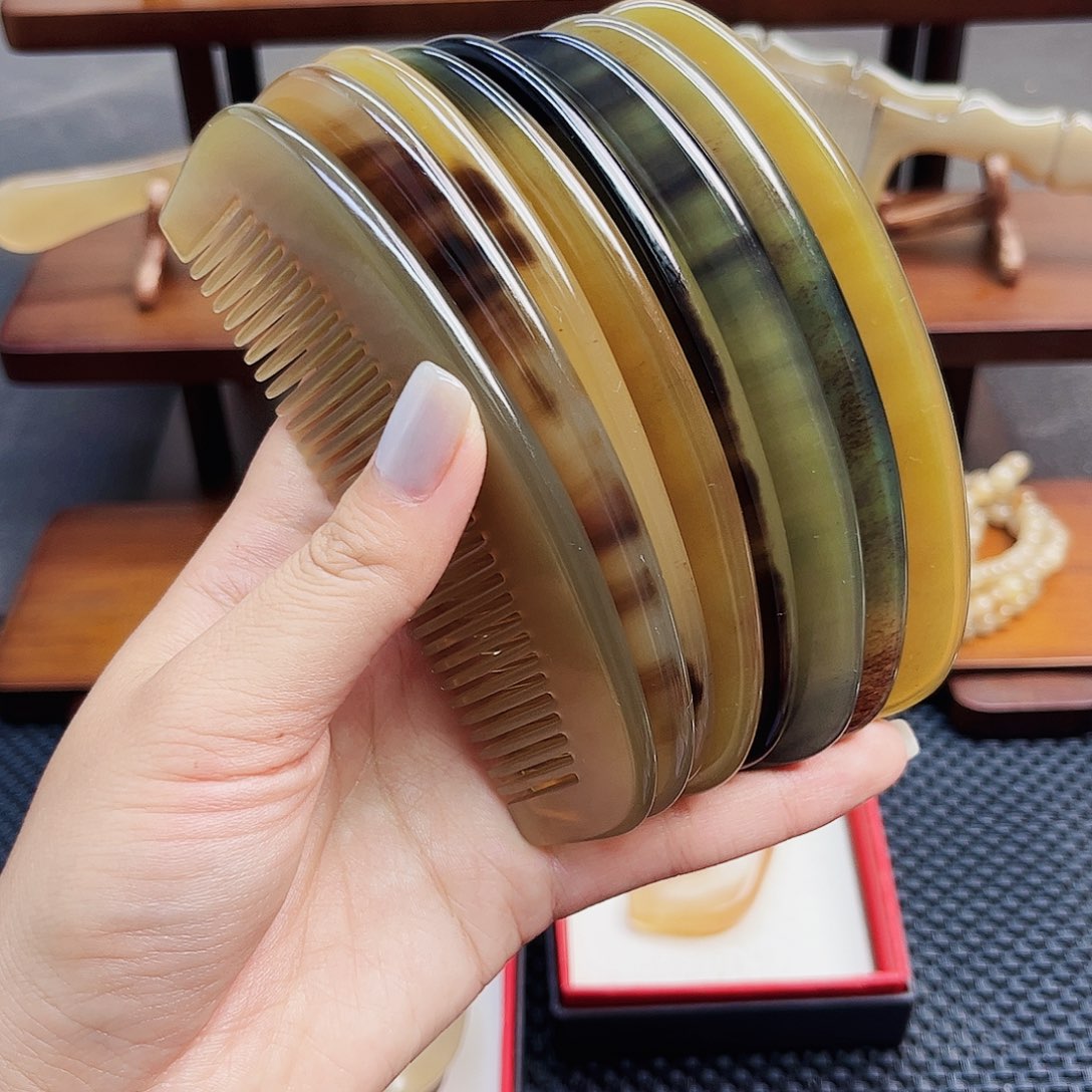 手工制作的纯牛角梳